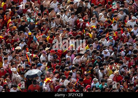 IPA86854030 - MADRID, ESPAGNE - 20 juillet 2026 : Les fans espagnols célèbrent la victoire de l'équipe nationale dans la finale de la Coupe du Monde de la FIFA 2026 sur la Plaza de Cibeles au centre de Madrid. Des milliers de fans agitent des drapeaux espagnols, portent les couleurs nationales et remplissent la place emblématique de chants et de célébrations alors que des foules se rassemblent au monument traditionnel de Madrid pour les célébrations de football. Banque D'Images