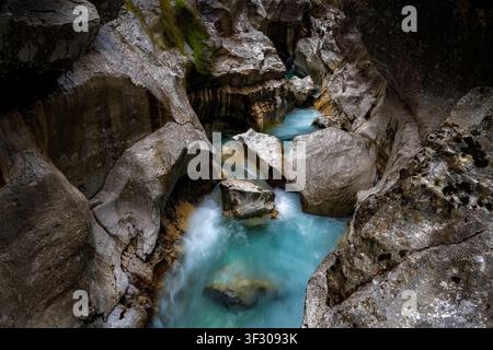 Une merveille naturelle époustouflante, dont les Slovènes sont très fiers, la Grande Gorge de la Soča (Velika Korita Soče) dans le parc national du Triglav dans les Alpes juliennes Banque D'Images
