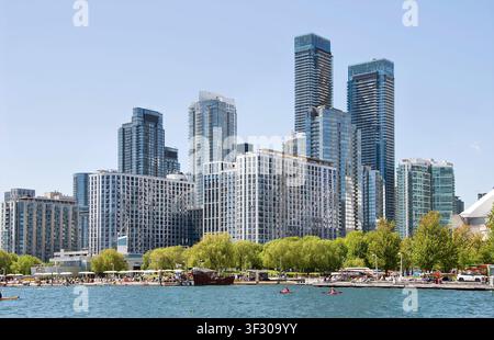 TORONTO, ONTARIO, CANADA - 30 MAI 2026 : Vue panoramique des gratte-ciel du centre-ville de Toronto et du parc riverain depuis le lac Ontario par une journée d'été ensoleillée Banque D'Images