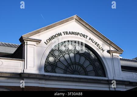 Extérieur du London Transport Museum, un musée couvrant l'histoire et la conception du système de transport de la capitale, Covent Garden, Londres, Angleterre, Royaume-Uni Banque D'Images