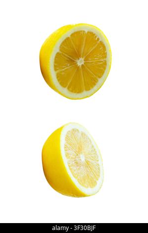 Vue avant d'un ensemble de fruits de citron jaune mûr coupés en deux, isolés sur fond blanc avec chemin de découpage. Banque D'Images