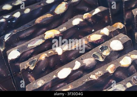 Barres de chocolat aux noix disposées sur une table Banque D'Images