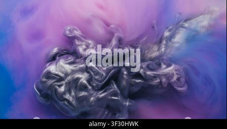 Brouillard chatoyant. Nuage de peinture. Tourbillon de teinture argentée brillante dans un liquide violet coloré. Texture d'éclaboussures grises floue à paillettes fond abstrait. Banque D'Images