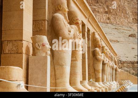 Statues osiriennes au temple funéraire de Hatchepsout à Louxor, Égypte, sculptures pharaoniques antiques Banque D'Images