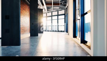 Moderne, vide ou éblouissement dans un bureau pour les affaires, couloir ou intérieur d'entreprise dans un espace professionnel. Passage ou hall contemporain vacant avec Banque D'Images