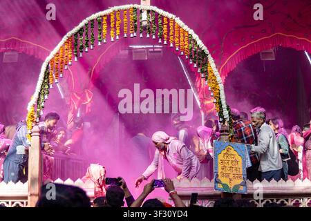 Dévots célébrant le festival Holi avec du gulal coloré au temple de Vrindavan, la photo a été prise à Vrindavan Mathura Uttar Pradesh en Inde le 4 mars 2024. Banque D'Images
