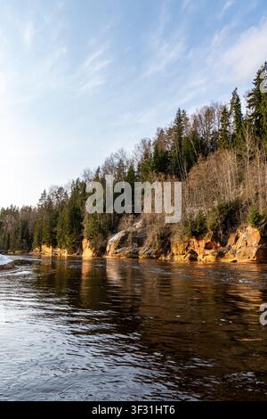 Heure dorée sur une rivière qui coule avec des falaises de grès Banque D'Images