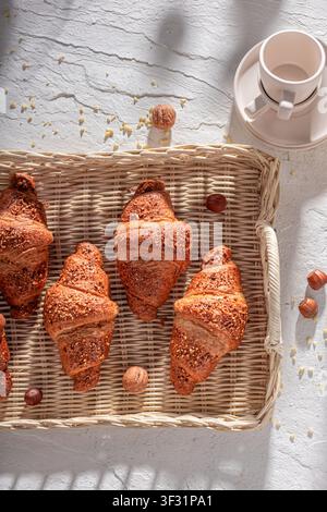 Croissants français aux noix croustillants et frais avec du café pour le petit-déjeuner. Petit-déjeuner avec café et croissants. Banque D'Images
