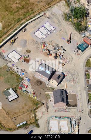 Un plan aérien par drone de nouvelles maisons en construction à Morley, près de Leeds dans le West Yorkshire, nord de l'Angleterre, Royaume-Uni Banque D'Images