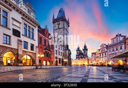 Prague - place de la vieille ville, célèbre horloge astronomique et tour de l'église Tyn, Tchéquie Banque D'Images