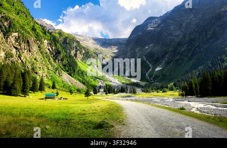 Alpes autrichiennes avec des sommets enneigés, des vallées verdoyantes et un petit village de montagne sous un ciel bleu clair - Lusenstal près d'Innsbruck Banque D'Images