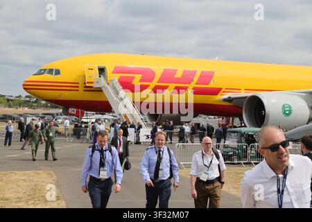 Farnborough, Hampshire, Royaume-Uni. 21 juillet 2026. Le Farnborough International Airshow 2026 accueille les principaux innovateurs des industries aérospatiale, aéronautique et de la défense du 20 au 24 juillet, une exposition professionnelle pour les industries aérospatiale et de la défense où les avions civils et militaires sont présentés à des clients et investisseurs potentiels. DHL Air UK, Boeing 777-200LRMF. Crédit : Uwe Deffner/Alamy Live News Banque D'Images