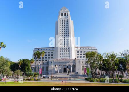 Los Angeles, Californie - 25 janvier 2026 : Le mairie de Los Angeles s’élève majestueusement sous un ciel bleu clair, vue depuis le Grand Park avec des palmiers en Banque D'Images