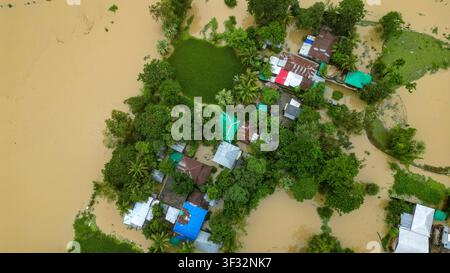 BANSHKHALI, CHATTOGRAM, BANGLADESH – 10 JUILLET : Une vue aérienne montre une propriété résidentielle entourée par les eaux montantes d’une inondation à Chandanaish Upazila, Ch Banque D'Images