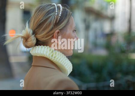 Femme avec bandeau dans un espace urbain Banque D'Images