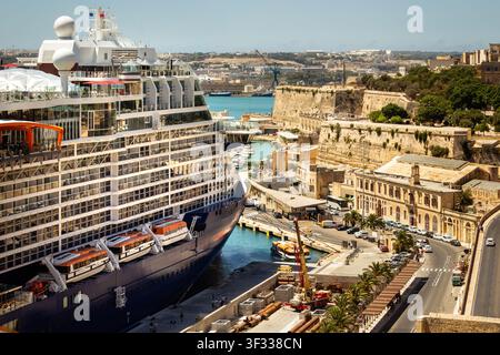Grand Harbour de La Valette à Malte vu depuis la Saluting Battery, montrant un navire de croisière amarré le long des fortifications historiques sous un ciel bleu Banque D'Images