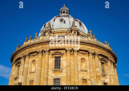 Bâtiment Radcliffe Camera à Oxford, Oxfordshire, Angleterre, se détachant sur un ciel bleu clair Banque D'Images