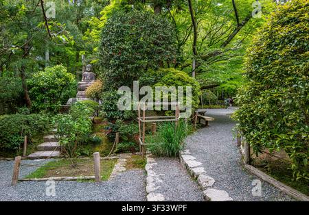 Statue de Bouddha dans les jardins du temple de Ryoanji à Kyoto Banque D'Images