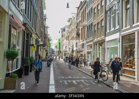 Amsterdam, Pays-Bas. 22 juin 2014, Rue animée à Amsterdam, Pays-Bas, avec des gens faisant leurs courses Banque D'Images