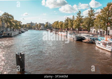 Amsterdam, Pays-Bas. 22 juin 2014, canal de l’Amstel avec des péniches à Amsterdam Banque D'Images