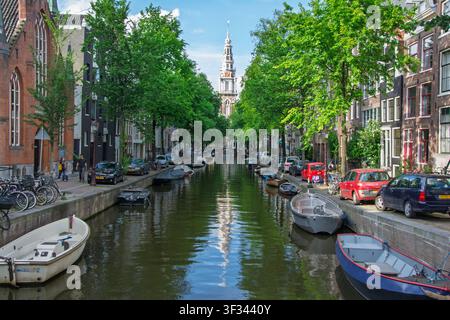 Amsterdam, Pays-Bas. 22 juin 2014, canal d'Amsterdam avec la tour historique de la Zuiderkerk Banque D'Images