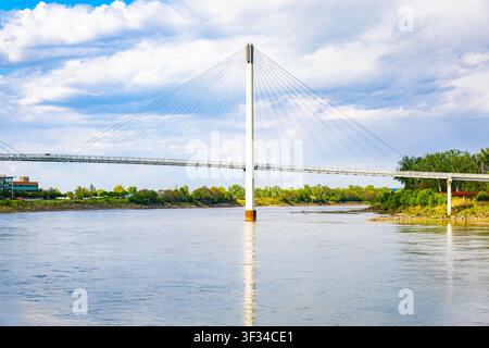 Vue du pont piéton Bob Kerrey au-dessus du fleuve Missouri à Omaha, Nebraska Banque D'Images