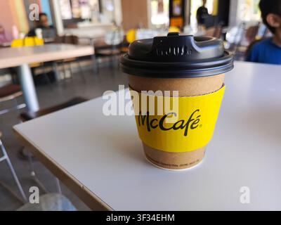 Makassar, Indonésie - 19 juillet 2026 : Une tasse de café McCafe servie par un restaurant McDonald's en Indonésie. Banque D'Images