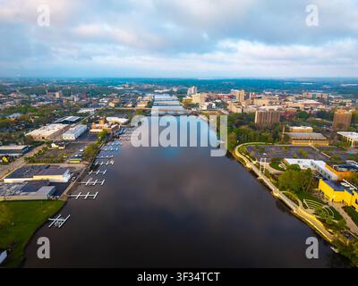 Vue aérienne matinale pittoresque de Rockford, Illinois, avec la rivière Rock traversant la ville Banque D'Images