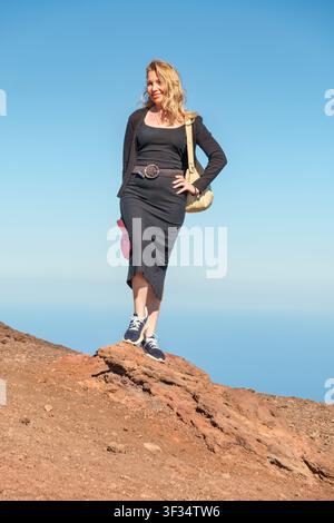 Belle femme blonde posant sur le paysage du cratère volcanique du mont Etna en Sicile, Italie Banque D'Images