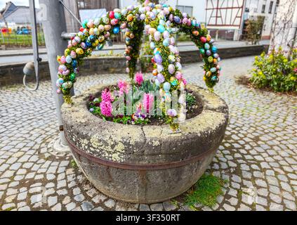 Brun d'Oster traditionnel allemand, une fontaine de Pâques ornée d'œufs peints à la main, de fleurs fraîches et de branches vertes, célébrant le printemps Banque D'Images