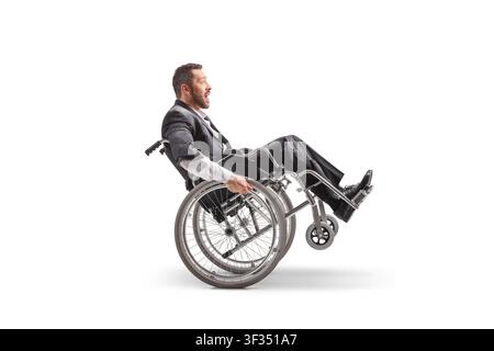 Homme en costume déchiré en équilibre sur un fauteuil roulant à deux roues isolé sur fond blanc Banque D'Images