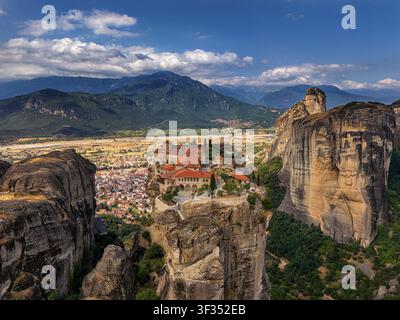 Vue aérienne des monastères historiques des Météores perchés au sommet de formations rocheuses imposantes surplombant la ville de Trikala, en Grèce Banque D'Images