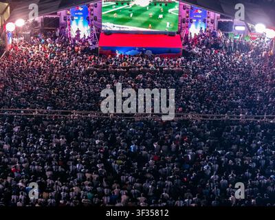 Dacca, Bangladesh - 20 juillet 2026 : Vue aérienne d'une foule massive rassemblée pour assister à la finale de la Coupe du Monde 2026 et des milliers de personnes remplissent la Hazi Muhsin Hall Groun Banque D'Images