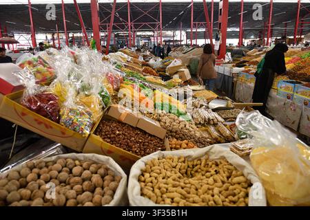 Bichkek, Kirghizistan - Septe 12, 2022 : Marché central de Bichkek. Fruits secs et noix au marché en plein air Osh Bazaar Banque D'Images