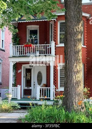 Maisons résidentielles traditionnelles en briques rouges sur une rue arborée à Villeray, Montréal, Québec, Canada. Banque D'Images