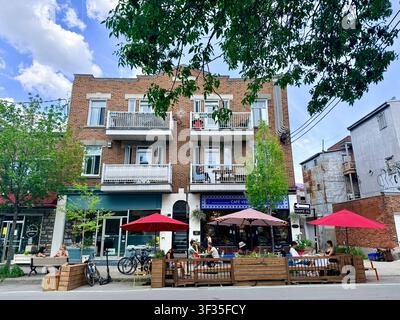 Café sur la rue Villeray, temporairement transformé en zone piétonne estivale, dans le quartier Villeray de Montréal, Québec Banque D'Images