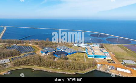 Vue aérienne de la station d'eau Prinses Juliana, Andijk, Pays-Bas. L'arrière-plan montre le réservoir avec des îles solaires flottantes uniques suivant le soleil qui Banque D'Images