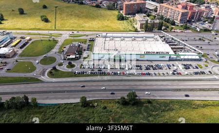 Pantigliate, Italie - 23 mai 2026 : Vue aérienne du magasin de bricolage Leroy Merlin avec un grand parking, des espaces verts environnants et Banque D'Images