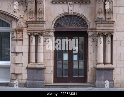Entrée décorée avec des détails en grès complexes et des doubles portes en bois dans un bâtiment historique, Art Nouveau, Cité de Westminster, Londres, Grande-Bretagne Banque D'Images