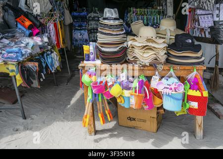 Stand de vente de chapeaux d'été et de jouets de bac à sable, Koh Larn, Thaïlande Banque D'Images