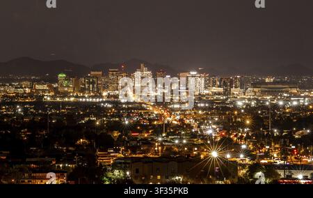 La ligne d'horizon de Phoenix, Arizona, la nuit avec les lumières du centre-ville et le paysage urbain, vu du point de vue d'un oiseau Banque D'Images