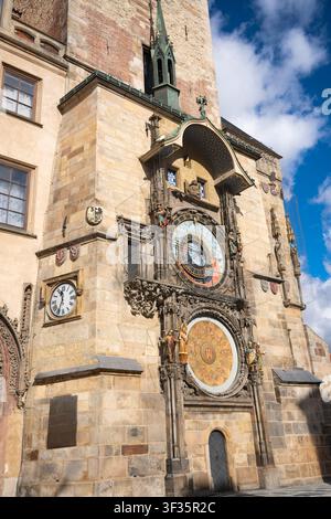 Vue détaillée de l'horloge astronomique de Prague, montrant son cadran astronomique, son cadran calendrier et ses sculptures sur l'hôtel de ville de la vieille ville, Prague, République tchèque. Banque D'Images