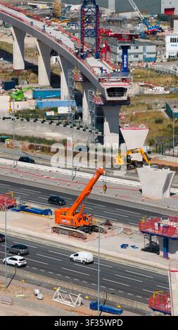Birmingham, Angleterre, Royaume-Uni - 12 juillet 2026 : Vue aérienne de la construction en cours du viaduc ferroviaire à grande vitesse avec des engins de chantier lourds et Banque D'Images