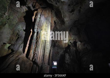 Colonne dorée dans la grotte d'Akiyoshido à Yamaguchi, Japon Banque D'Images