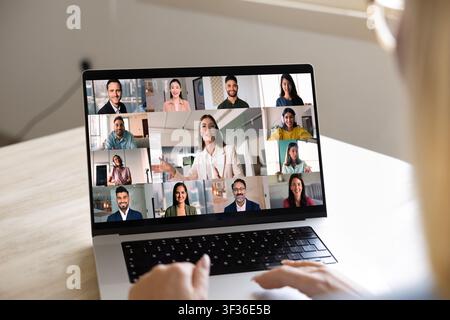 gros plan d'un écran d'ordinateur portable affichant des personnes d'affaires multiethniques participant à un appel vidéo Banque D'Images