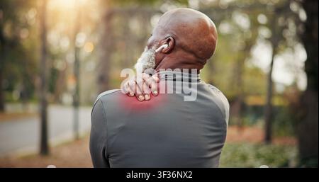 Dos, vieil homme et douleurs à l'épaule dans la nature pour la forme physique, accident ou tension musculaire due à l'exercice. Personne âgée, inconfort et lueur rouge dans le parc avec Banque D'Images