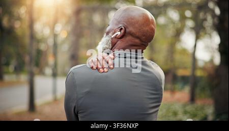 Fitness, arthrite ou vieil homme dans le parc avec des douleurs à l'épaule, problème de bras ou santé des articulations dans un passe-temps en plein air. Dos, bokeh ou personne âgée avec technologie, muscles Banque D'Images