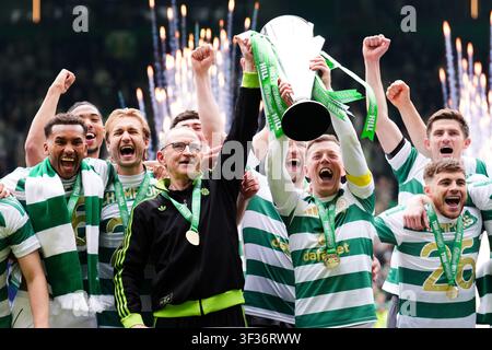 Photo d'archive datée du 16-05-2026 du manager de Celtic Martin O'Neill avec le trophée de la Scottish Premier League. Celtic vise un sixième titre consécutif mais ils ne sont plus les favoris évidents après une véritable bataille à trois lors de la dernière saison. Date de publication : mercredi 22 juillet 2026. Banque D'Images