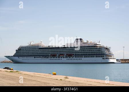 KATAKOLON, GRÈCE - 02 JUIN 2026 : Navire de croisière P O Azura dans le port de croisière Banque D'Images