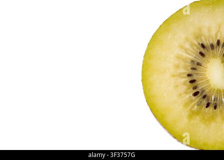 Demi fruit de kiwi doré isolé sur fond blanc avec espace de copie généreux. Section fraîche de kiwi jaune montrant la chair et les graines en détail, idée Banque D'Images
